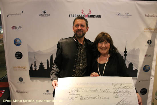 Scheck &uuml;ber &euro; 1.200 f&uuml;r das Projekt &bdquo;Bunte M&uuml;nchner Kindl&ldquo; von Petra Reiter (&copy;Foto: Martin Schmitz)